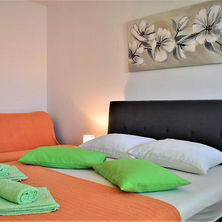 Rooms In Family House Vera Mundanije ภายนอก รูปภาพ