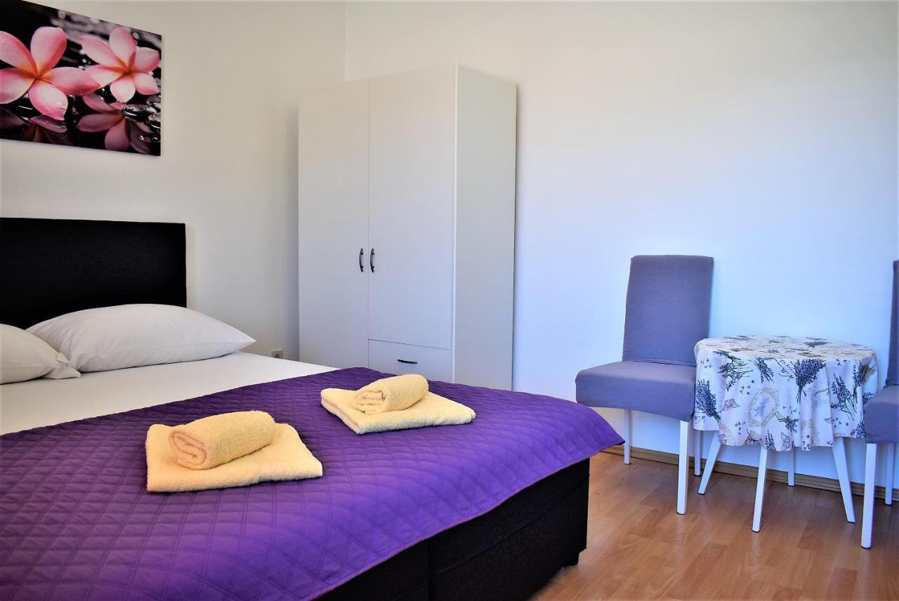 Rooms In Family House Vera Mundanije ภายนอก รูปภาพ