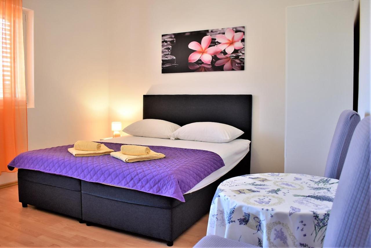 Rooms In Family House Vera Mundanije ภายนอก รูปภาพ