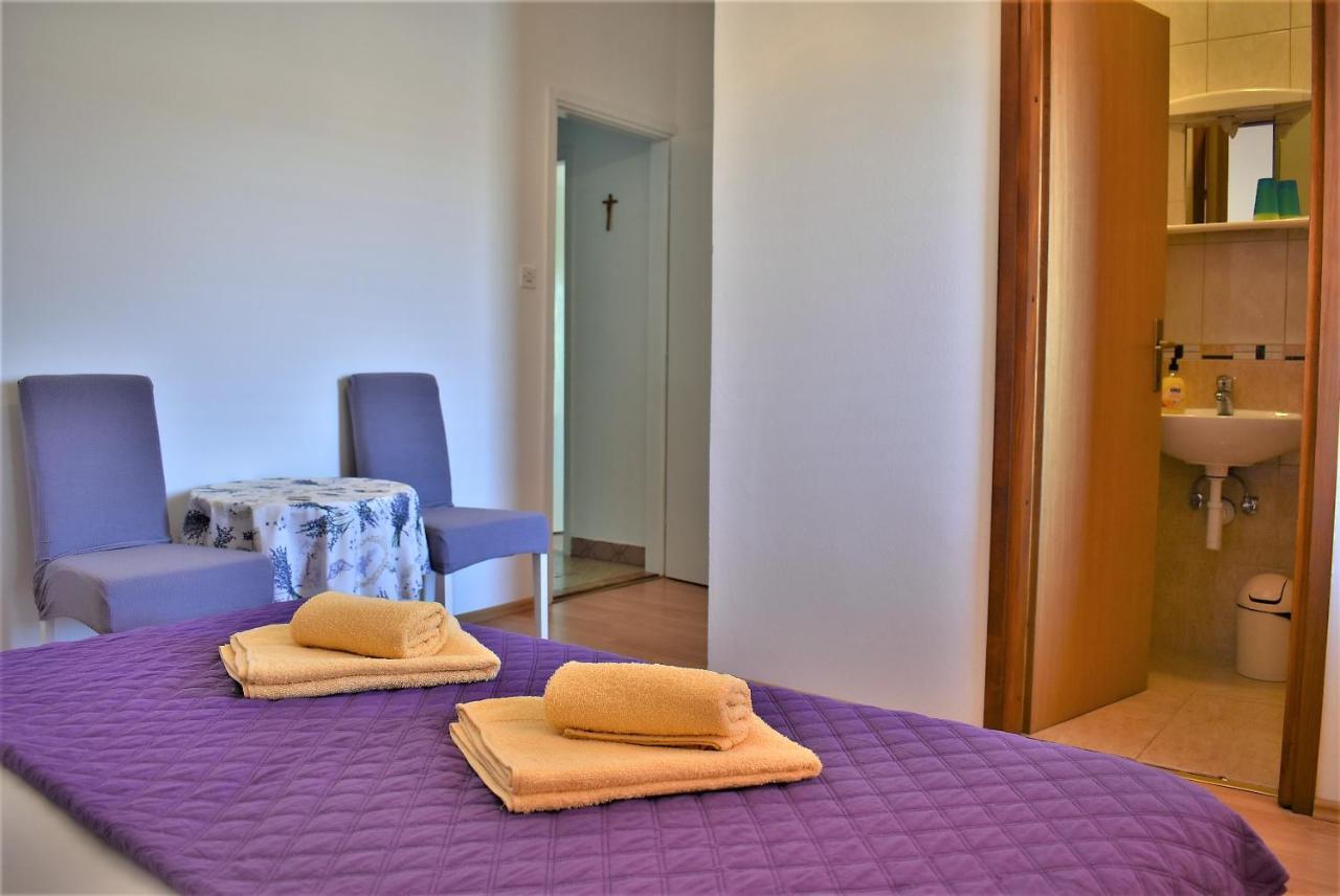 Rooms In Family House Vera Mundanije ภายนอก รูปภาพ