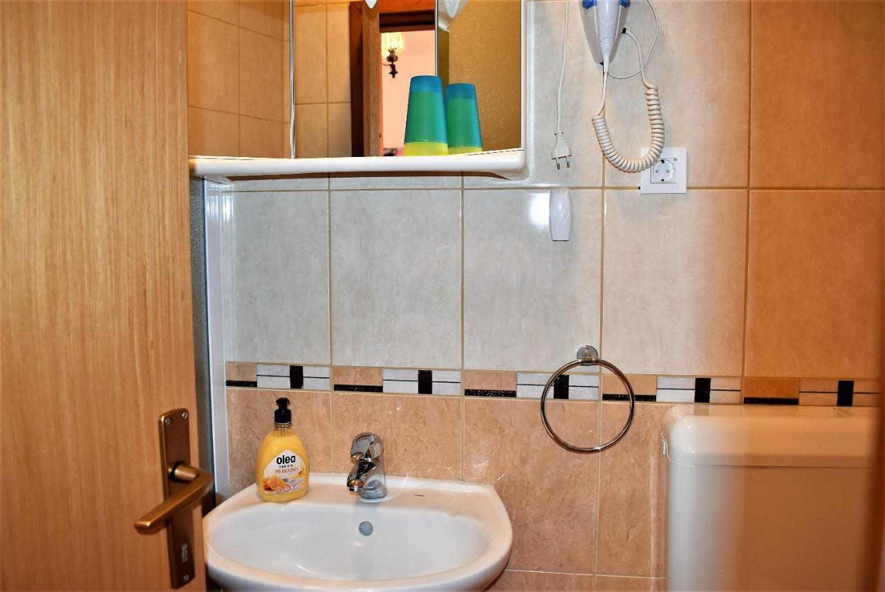 Rooms In Family House Vera Mundanije ภายนอก รูปภาพ