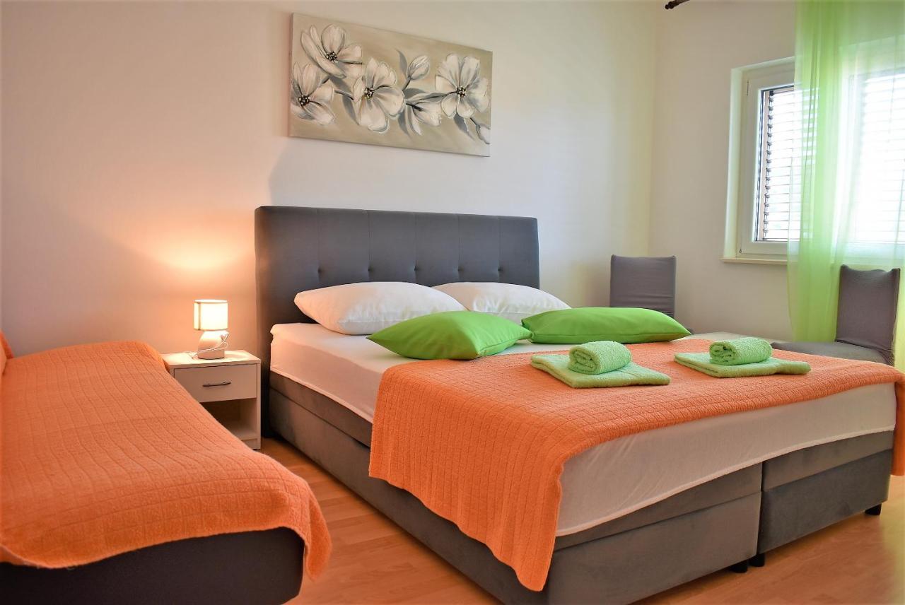 Rooms In Family House Vera Mundanije ภายนอก รูปภาพ
