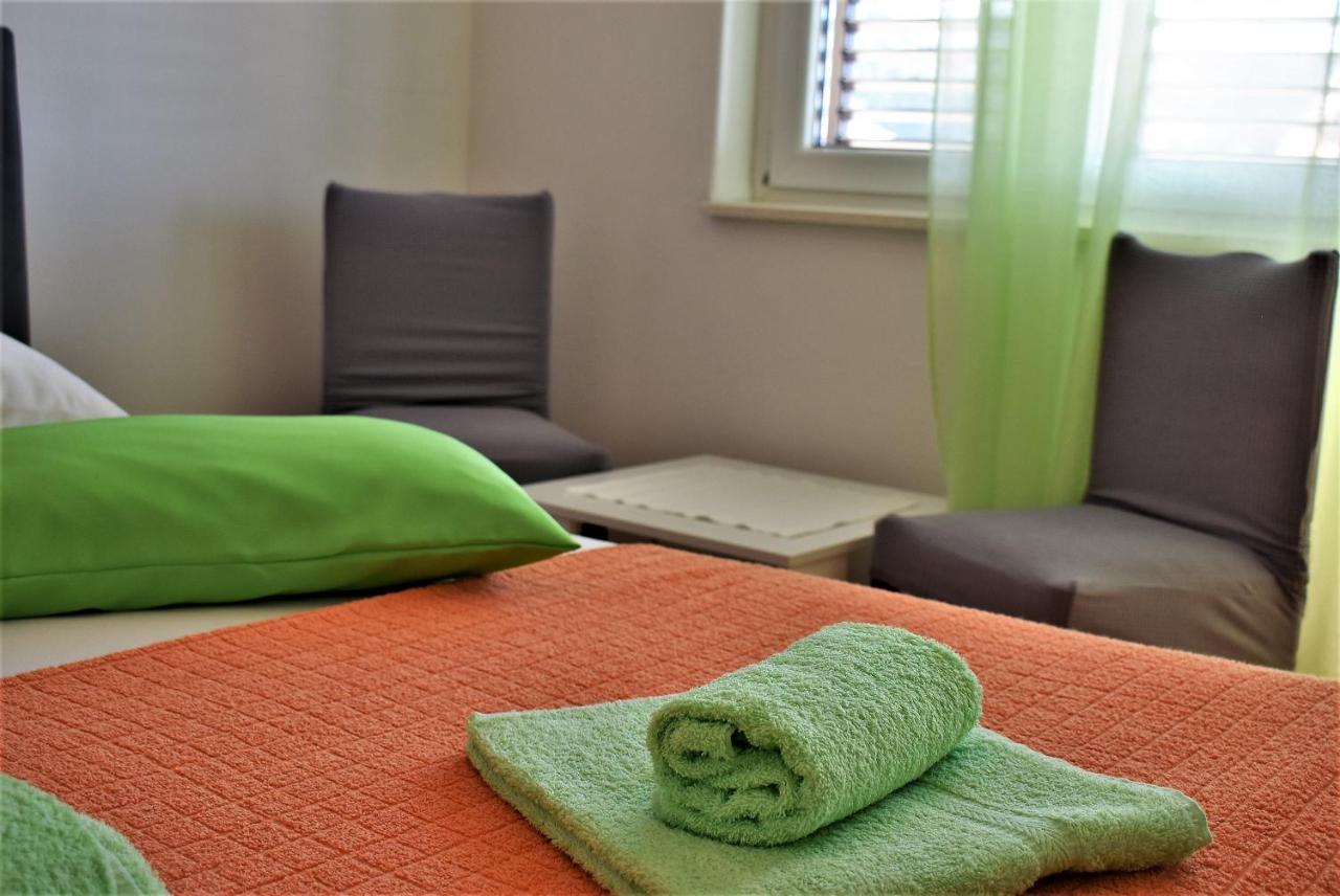 Rooms In Family House Vera Mundanije ภายนอก รูปภาพ
