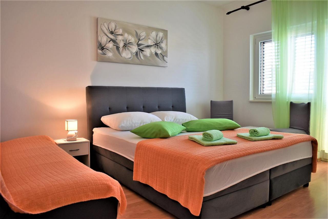 Rooms In Family House Vera Mundanije ภายนอก รูปภาพ